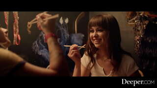 Dieper. Sexy babes geniet lesbiese fuck