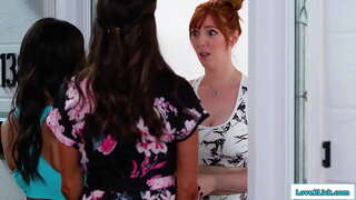 Խորթ մայրը և խորթ աղջիկ գնում են դիմակայել хулигану, եւ busty redhead ներողություն է խնդրում, առաջարկելով նրանց սեքս երեքով.Նա փոխարինիչներ брюнетке դեմքը, երբ իր облизывают