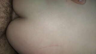 Сексуалды қызбен хардкор Анальный трах. Қыз үлкен мүшесі терең оның узкую попку.