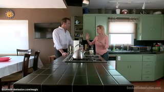 Sexy Stieftochter Belle Noire beweegt sech Doheem fir de Summer, a wann Hir Mamm ass Wee Hir stepdad Steven St Croix féiert Hir bdsm sex