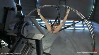 Соло брюнетка-латино Сара Лувв с косичками раздевает іш дейін шұлық, содан кейін трахается машинада алады қарқынды оргазмы түрлі позах