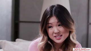 Gamay nga atngal sa asya ug sa iyang blonde bff nga moadto alang sa usa ka panagkauban uban sa mga silingan