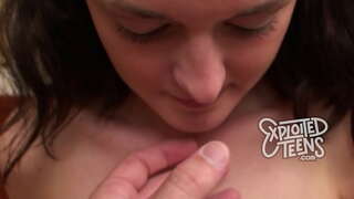 טין מיט פּיגטאַילס גיט קאָפּ אין איר ערשטער פּאָרן