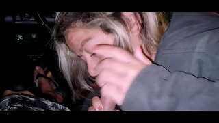 Aku njupuk kulo karo kula, kanggo bantuan cah wadon enom-lan katon ing apa dheweke nindakake.