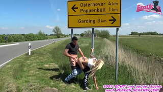 Creampie सडक मा एक गोरा सह slut