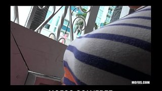 Big-tit brunette Freundin Sabrina Taylor gibt große öffentliche BJ