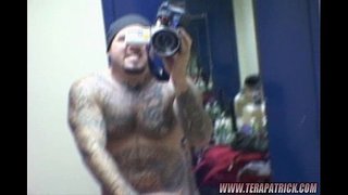 Panas babeh méré blowjob backstage pikeun cum