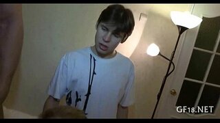 Wyrodd spectacled dyn yn dal llaw