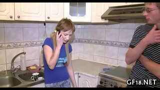 Нэлээн өсвөр hotty зогсож doggy загвар