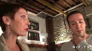 Malalaki ang suso at pwet pranses na matanda, brown ang buhok, hammered