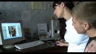 Mae hyn yn babe yn ehangu choesau agored eang