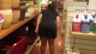 Culona învață păsărică și fundul în magazin