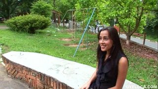 сексуалды қыз құмарлықпен мастурбация жасайды және кискасын мастурбациялайды