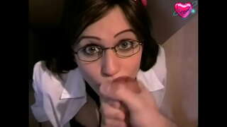 сүйкімді балапан көзілдірікпен жақсы