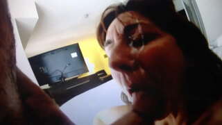 Үлкен жопы бар Қыз құмарлықпен мастурбация жасайды