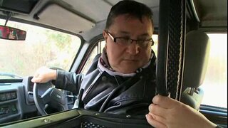 Hadjara పట్టుకుంటాడు ఒక రైడ్ తో, ఒక పాత మనిషి