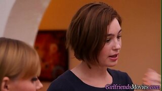 Busty молоденькая лижет лесбиянку