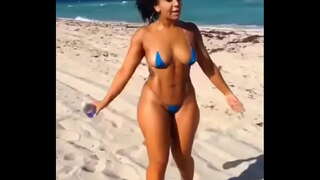 ���ረጃ ነፃ ውስጥ ቅድሚያ bikini ዳርቻ