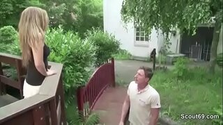 Сексуалды қыз өзінің кискасын сезімтал түрде мастурбациялайды 