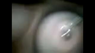 ընկերուհին խաղում իր проколотыми сосками 1