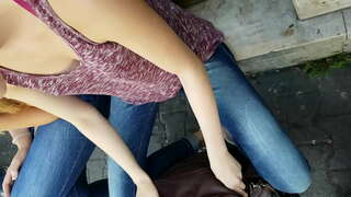 Downblouse دختران در خیابان, عمومی