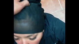 Она глотает мою сперму и продолжает сосать ее