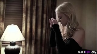 Сексуалды қыз құмарлықпен мастурбация жасайды және оның кискасын мастурбациялайды