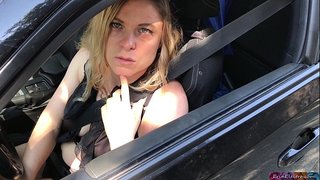 Blond optel vreemdeling en naai terug na haar plek