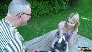 Young blonde makes పాత మనిషి ఆమె నోటిలో సహితమైన