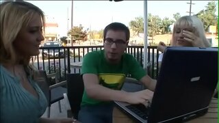 Vài khó chịu nhận nghệ sĩ Eve Lawrence ba đã trong tầm ngắm