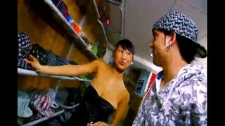 Үлкен сиськи бар Қыз құмарлықпен мастурбация жасайды