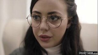 Unruhige Jungfrauen last resort ist der Sozialarbeiter shes treffen.Er ist der einzige, der Ihr helfen kann, und Ihre sis, aber es kommt zu einem Preis.Er will Sie sex mit ihm haben.Wit keine andere option, Sie Kehlen seinen Schwanz und lässt ihn Essen Sie Sie heraus, bevor er fickt Sie