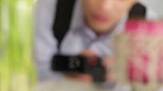 Üvey oğlunun arkadaşı ne yapacağını ve nasıl yapacağını bilir