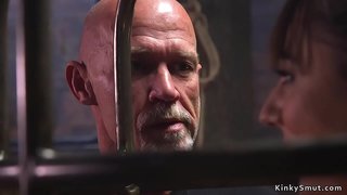 Old master fickt waarm Brünette slave-déif in den Rachen, bis bangs hir pussy an rope bondage