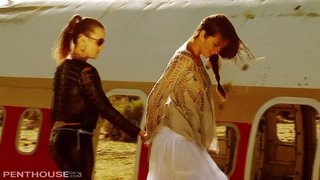 Sexy Lesbiene staruri Allie și Jenna 69 și fingerbang în Deșert.