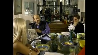 Сексуалды қыз құмарлықпен кискасын мастурбациялайды - үй