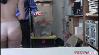 Καταπληκτικά βυζιά και υπέροχο κώλο, μελαχρινή έφηβος παίρνει fucked στο γραφείο από διεφθαρμένο αστυνομικό