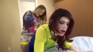 Sissy strapon le sgeul a tha làidir boireannach a &#039; mhullaich