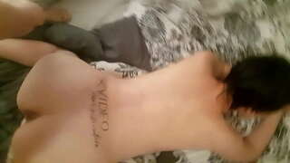 Žena kurba želi cum na rit