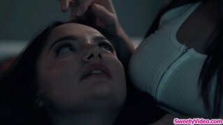 Ny busty babe hiatrika mipetraka vehivavy miray amin&#039;ny vehivavy mpiara-miasa