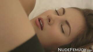 Үлкен сиськи брюнетка соло киску натирает