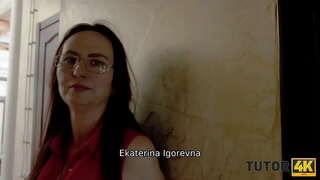 TUTOR4K. Guy ka guru manéhna kudu sumebar suku pikeun meunangkeun sababaraha duit pikeun palajaran