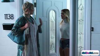 Blonda konekti kun ŝi massive tra milf rimedo.Ili kisas kaj la mediumo estas randis.La malgranda paruoj infaneto college kun ŝi razis pussy